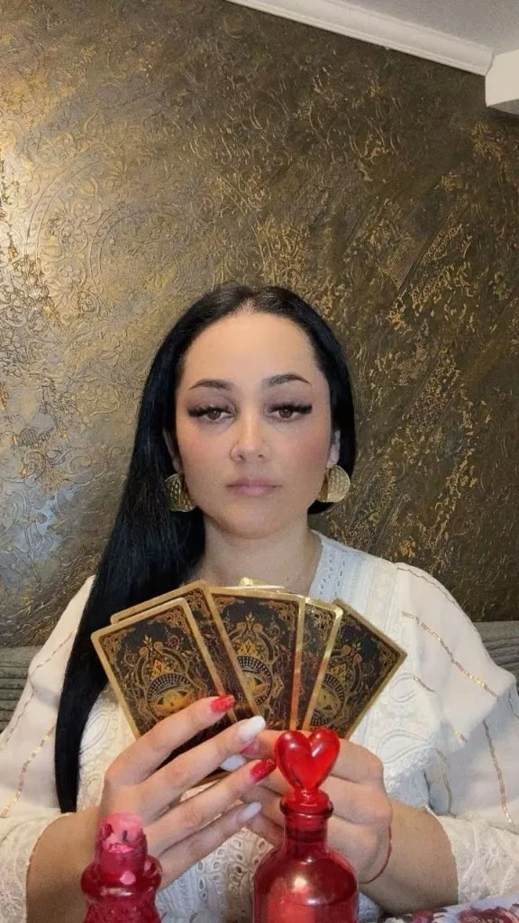 Clarvăzătoarea Alina în timpul unei consultații de tarot